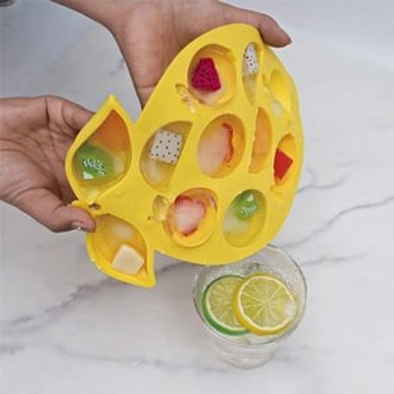Casa si Gradina - Bucatarie si vesela - Accesorii bar - Forme cuburi de gheata - Forma din Silicon Galben cu Model Lamai pentru 9 Cuburi de Gheata 17x24x2cm - Infinity.ro