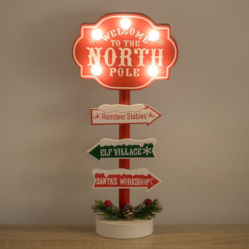 Casa si Gradina - Decoratiuni - Decoratiuni de sezon - Tabela Decorativa de Craciun din Lemn Rosie "North Pole" cu Funda & Lumina 30.5cm - Infinity.ro