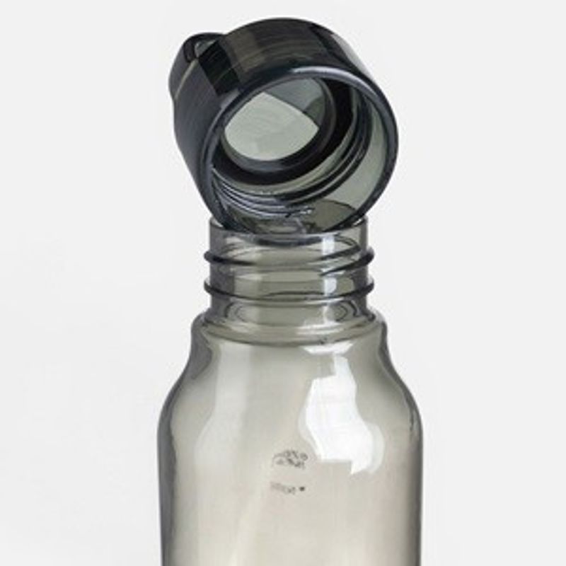 Casa si Gradina - Bucatarie si vesela - Cani si pahare - Sticle - Sticla de apa din plastic cu maner, 670 ml, Gri fumuriu - Infinity.ro