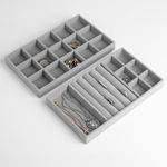 Fashion, accesorii si bijuterii - Femei - Bijuterii femei - Cutii bijuterii - Set 2 Suporturi Organizatoare pentru Bijuterii, Gri Suede, 21x12,5 cm - Infinity.ro
