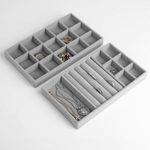 Fashion, accesorii si bijuterii - Femei - Bijuterii femei - Cutii bijuterii - Set 2 Suporturi Organizatoare pentru Bijuterii, Gri Suede, 21x12,5 cm - Infinity.ro
