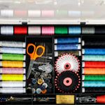 Electronice si Electrocasnice - Ingrijirea tesaturilor - Accesorii masini de cusut - Set de Croitorie Complet, 80+ Accesorii, Cutie cu Capac Transparent - Infinity.ro
