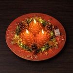 Casa si Gradina - Decoratiuni - Decoratiuni de sezon - Platou Decorativ de Craciun cu 3 Lumanari Rosii & Conuri 24cm - Infinity.ro
