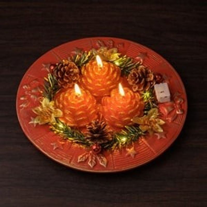 Casa si Gradina - Decoratiuni - Decoratiuni de sezon - Platou Decorativ de Craciun cu 3 Lumanari Rosii & Conuri 24cm - Infinity.ro