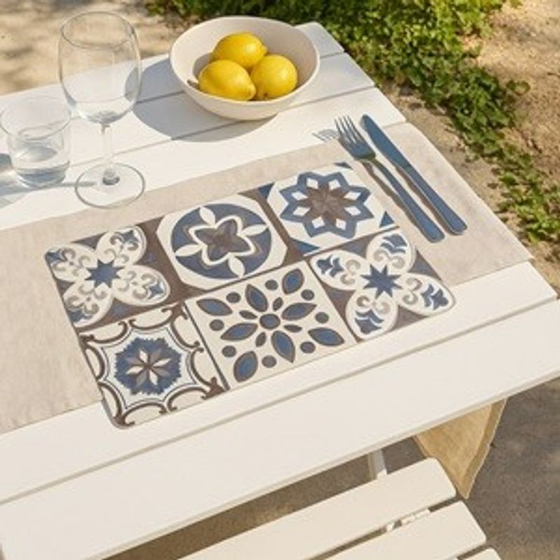 Casa si Gradina - Bucatarie si vesela - Vesela si tacamuri - Farfurii si boluri - Suport Farfurie din Plastic Gri cu Model Tiles 43.5x28cm - Infinity.ro