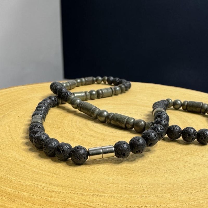 Fashion, accesorii si bijuterii - Barbati - Bijuterii barbati - Lanturi si pandantive barbati - Colier elegant barbati Eiko din piatra de lava si pirita cu inchidere magnetica - Infinity.ro