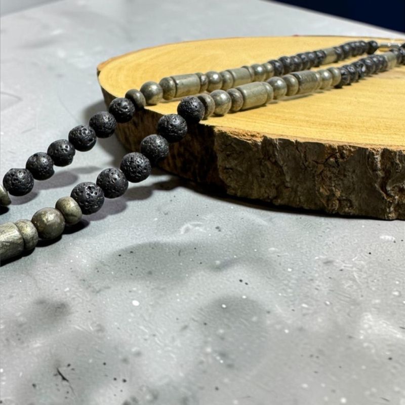 Fashion, accesorii si bijuterii - Barbati - Bijuterii barbati - Lanturi si pandantive barbati - Colier elegant barbati Eiko din piatra de lava si pirita cu inchidere magnetica - Infinity.ro