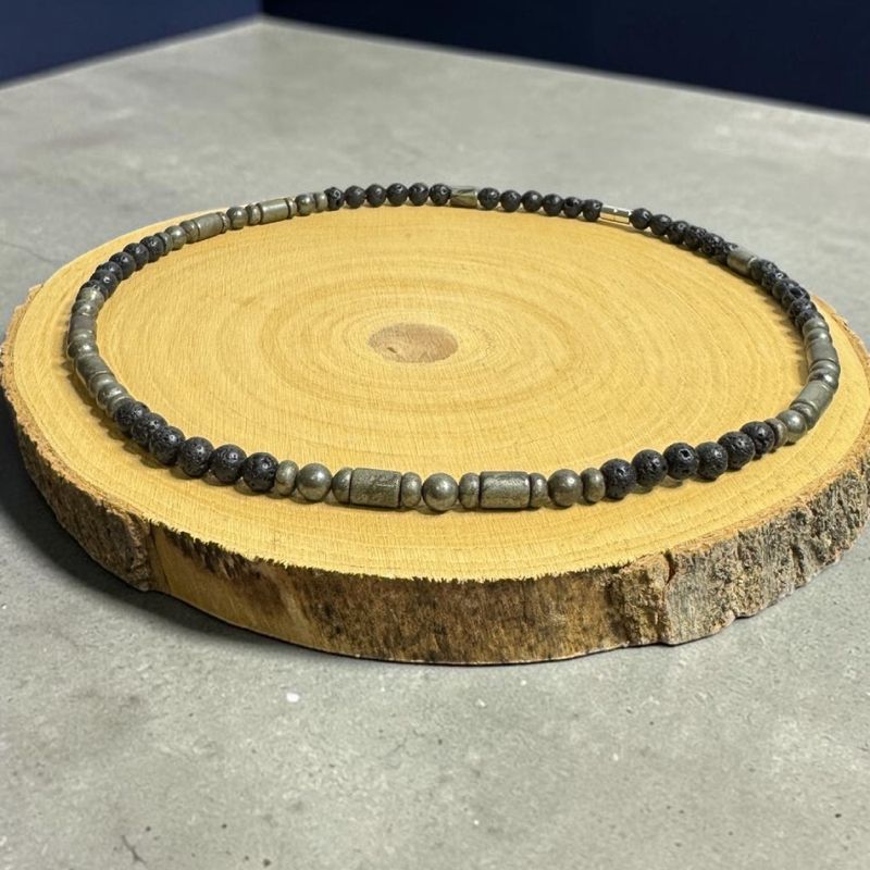 Fashion, accesorii si bijuterii - Barbati - Bijuterii barbati - Lanturi si pandantive barbati - Colier elegant barbati Eiko din piatra de lava si pirita cu inchidere magnetica - Infinity.ro