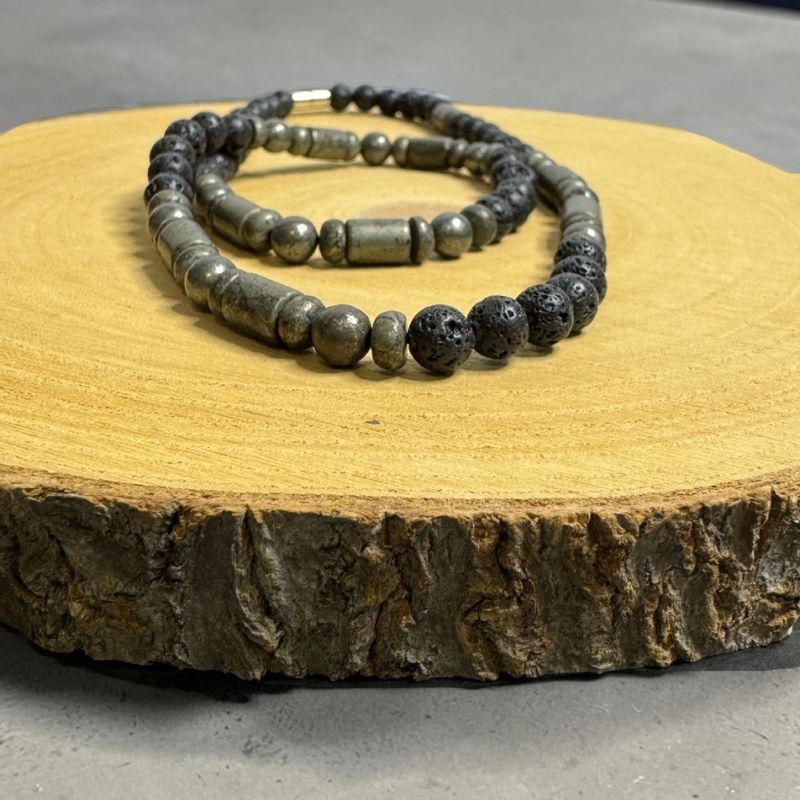 Fashion, accesorii si bijuterii - Barbati - Bijuterii barbati - Lanturi si pandantive barbati - Colier elegant barbati Eiko din piatra de lava si pirita cu inchidere magnetica - Infinity.ro