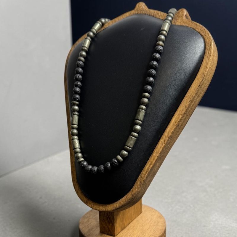 Fashion, accesorii si bijuterii - Barbati - Bijuterii barbati - Lanturi si pandantive barbati - Colier elegant barbati Eiko din piatra de lava si pirita cu inchidere magnetica - Infinity.ro