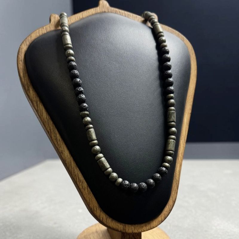 Fashion, accesorii si bijuterii - Barbati - Bijuterii barbati - Lanturi si pandantive barbati - Colier elegant barbati Eiko din piatra de lava si pirita cu inchidere magnetica - Infinity.ro