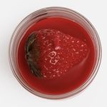 Casa si Gradina - Decoratiuni - Aromaterapie si lumanari - Lumanari si candele - Lumanare decorativa cu capsuna 3D in recipient de sticla, Diametru 5 cm, Inaltime 3 cm, Rosu - Infinity.ro