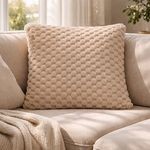 Casa si Gradina - Textile si covoare - Perne si pilote - Perne decorative - Perna decorativa bej din blana artificiala cu model reliefat, 60x60 cm - Infinity.ro