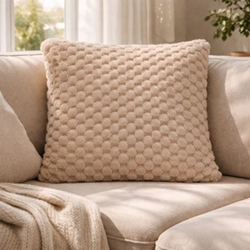 Casa si Gradina - Textile si covoare - Perne si pilote - Perne decorative - Perna decorativa bej din blana artificiala cu model reliefat, 60x60 cm - Infinity.ro