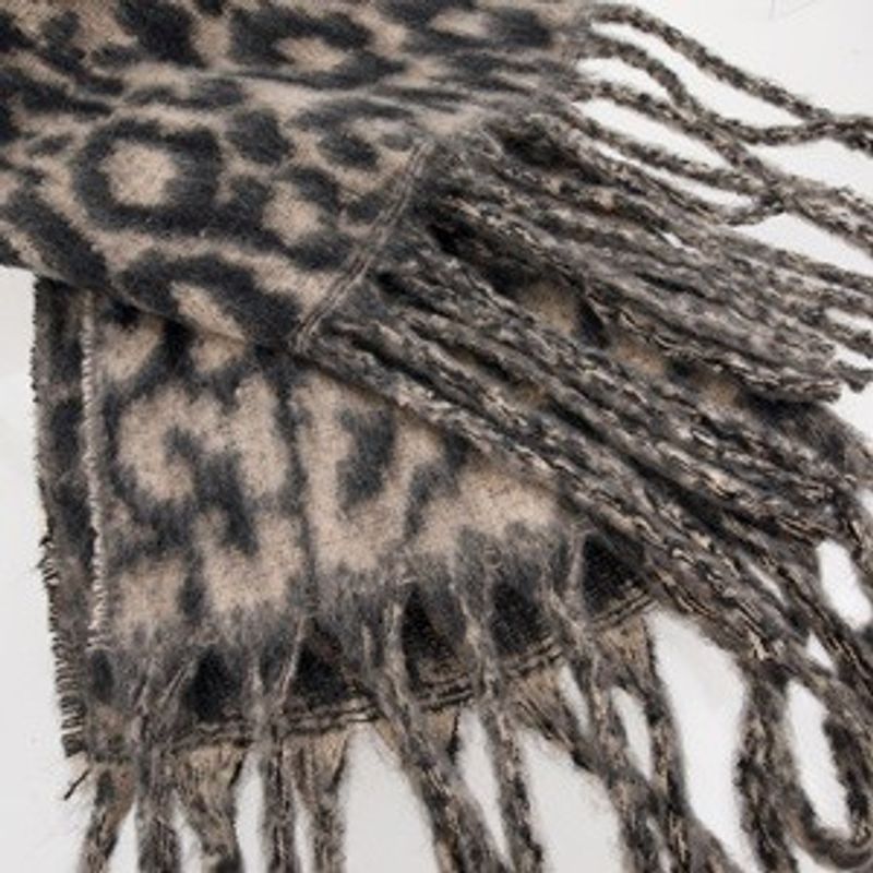 Fashion, accesorii si bijuterii - Femei - Accesorii femei - Esarfe si fulare femei - Esarfa dama cu model leopard si franjuri lungi, Bej-Negru, 200x57cm - Infinity.ro