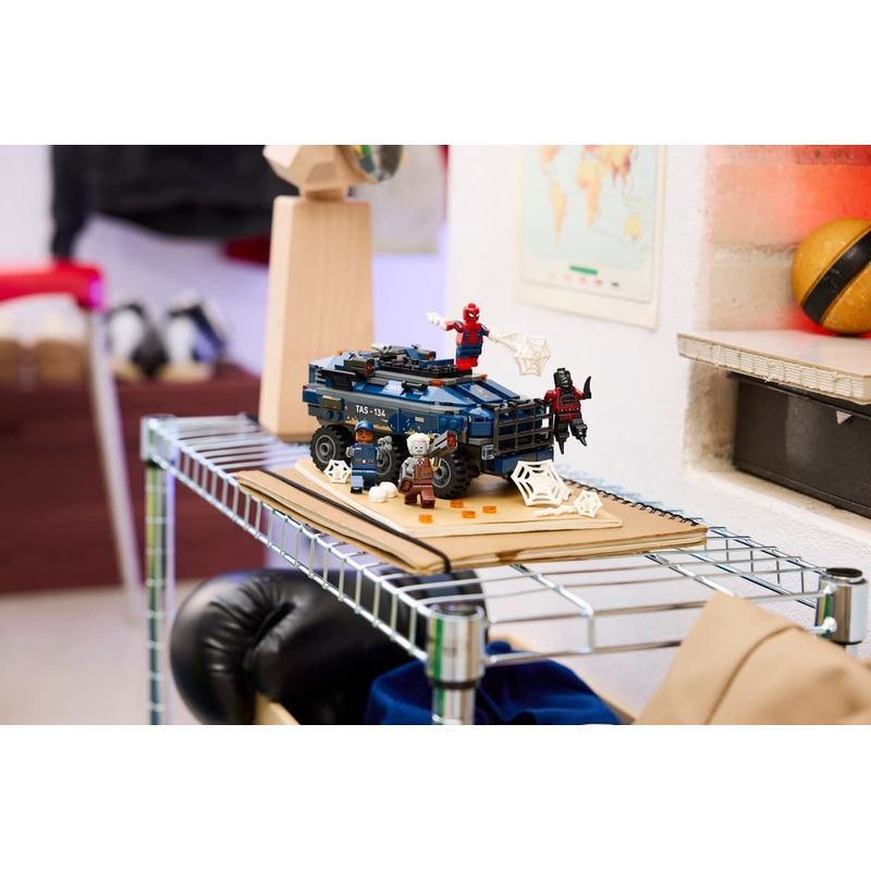 Jucarii, Copii si Bebe - Jucarii si jocuri - Vehicule si jucarii cu telecomanda - Masinute - LEGO MARVEL SPIDERMAN URMARIRE CU OMUL PAIANJEN SI MASINA INCHISORII 76349 - Infinity.ro