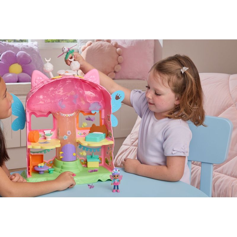 Jucarii, Copii si Bebe - Jucarii si jocuri - Figurine - Gabbys Dollhouse Fairylandia set de joaca zana magica flutter cu figurina Gabby inclusa - Infinity.ro