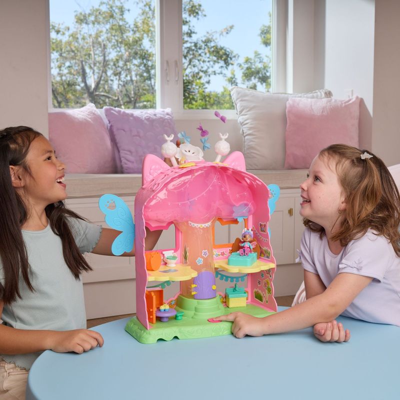 Jucarii, Copii si Bebe - Jucarii si jocuri - Figurine - Gabbys Dollhouse Fairylandia set de joaca zana magica flutter cu figurina Gabby inclusa - Infinity.ro