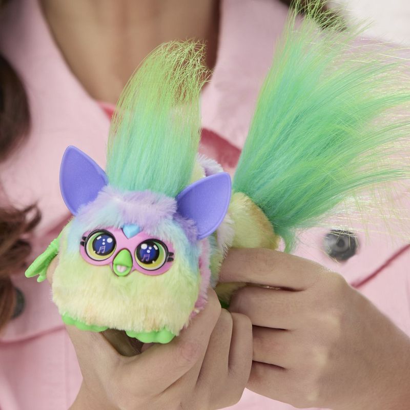 Jucarii, Copii si Bebe - Jucarii si jocuri - Jucarii & jocuri educative - Jucarii interactive - Furby DJ furblets jucarie interactiva can dee - Infinity.ro