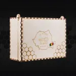 Market - Bacanie - Produse bio - Cutie din lemn personalizata cu miere (salcam, mana, flora salbatica) 1kg - Infinity.ro