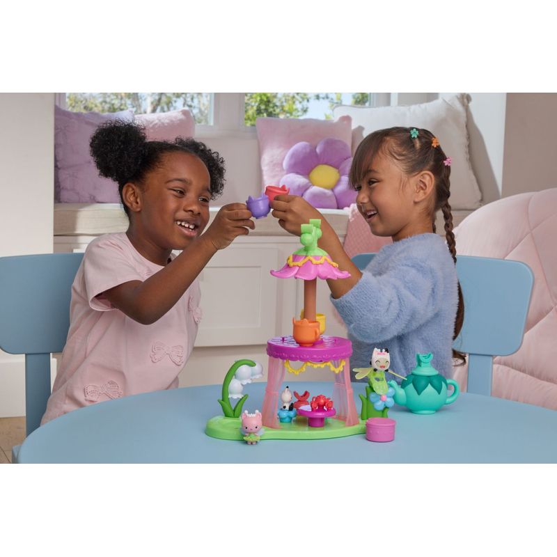 Jucarii, Copii si Bebe - Jucarii si jocuri - Figurine - Gabbys Dollhouse Fairylandia set de joaca petrecere cu ceai cu figurine si accesorii - Infinity.ro
