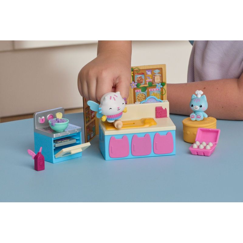 Jucarii, Copii si Bebe - Jucarii si jocuri - Figurine - Gabbys Dollhouse Fairylandia set de joaca bucataria magica a pisicii cakey cu figurine si accesorii - Infinity.ro