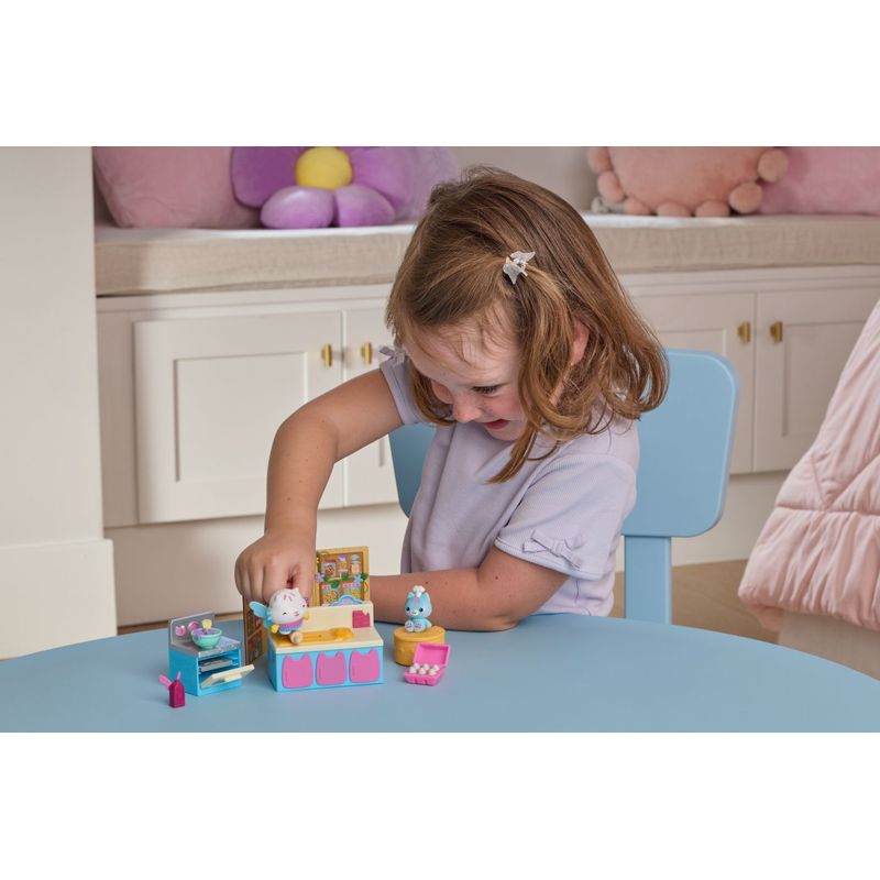 Jucarii, Copii si Bebe - Jucarii si jocuri - Figurine - Gabbys Dollhouse Fairylandia set de joaca bucataria magica a pisicii cakey cu figurine si accesorii - Infinity.ro