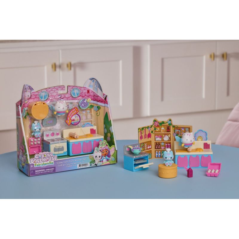 Jucarii, Copii si Bebe - Jucarii si jocuri - Figurine - Gabbys Dollhouse Fairylandia set de joaca bucataria magica a pisicii cakey cu figurine si accesorii - Infinity.ro