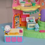 Jucarii, Copii si Bebe - Jucarii si jocuri - Figurine - Gabbys Dollhouse Fairylandia set de joaca bucataria magica a pisicii cakey cu figurine si accesorii - Infinity.ro