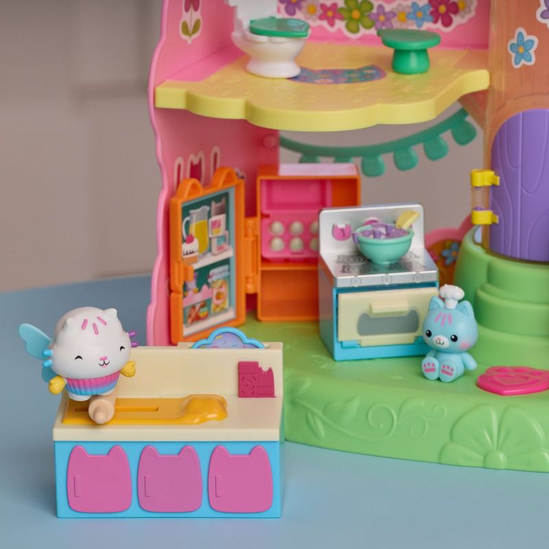 Jucarii, Copii si Bebe - Jucarii si jocuri - Figurine - Gabbys Dollhouse Fairylandia set de joaca bucataria magica a pisicii cakey cu figurine si accesorii - Infinity.ro