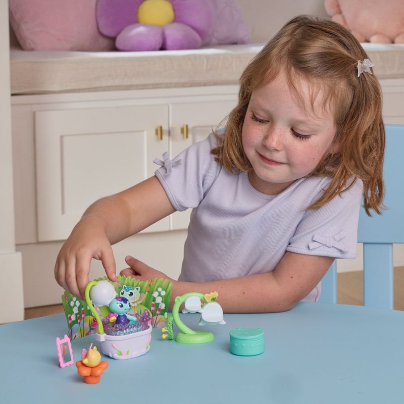 Jucarii, Copii si Bebe - Jucarii si jocuri - Figurine - Gabbys Dollhouse Fairylandia set de joaca baia magica a pisicii mercat cu figurine si accesorii - Infinity.ro