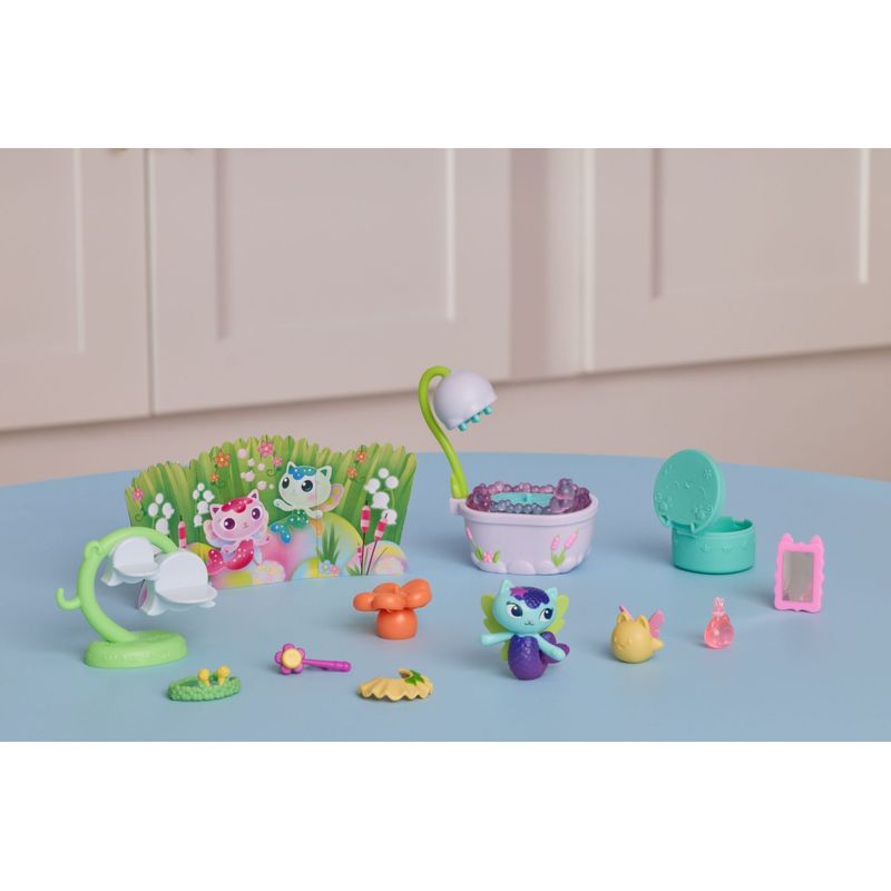 Jucarii, Copii si Bebe - Jucarii si jocuri - Figurine - Gabbys Dollhouse Fairylandia set de joaca baia magica a pisicii mercat cu figurine si accesorii - Infinity.ro