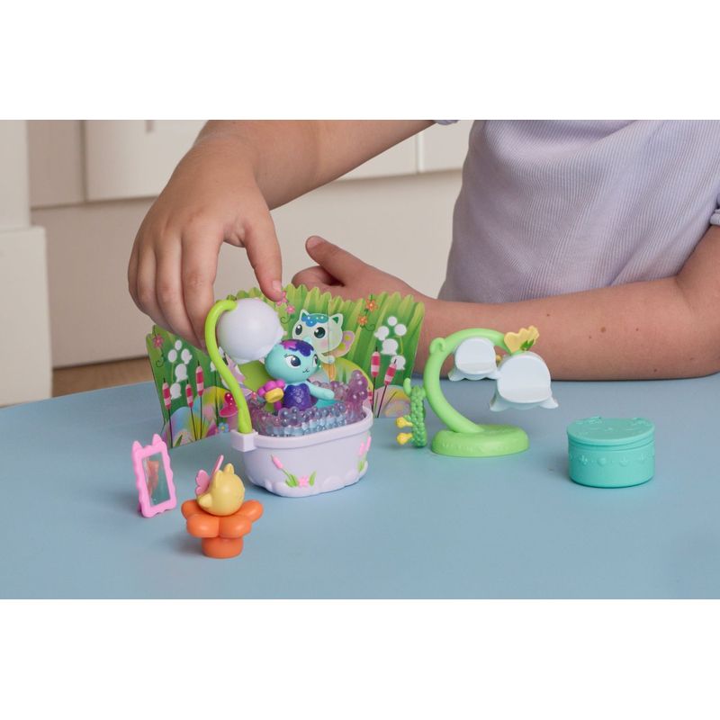 Jucarii, Copii si Bebe - Jucarii si jocuri - Figurine - Gabbys Dollhouse Fairylandia set de joaca baia magica a pisicii mercat cu figurine si accesorii - Infinity.ro