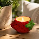 Casa si Gradina - Decoratiuni - Aromaterapie si lumanari - Lumanari si candele - Lumanare parfumata ceramica, Forma de capsuna, Rosu, 10.5x8x6 cm - Infinity.ro