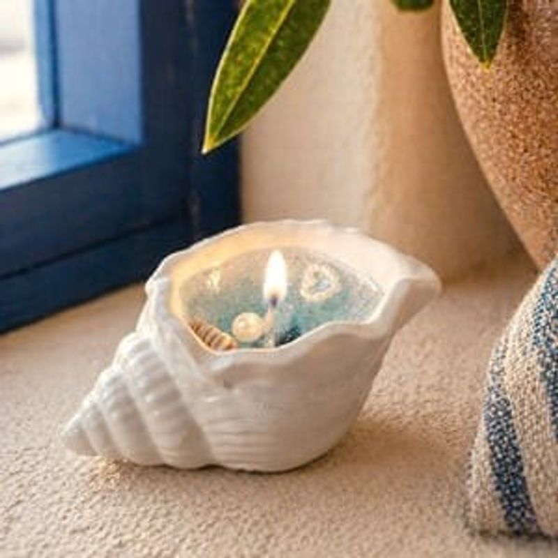 Casa si Gradina - Decoratiuni - Aromaterapie si lumanari - Lumanari si candele - Lumanare gel in recipient ceramic forma de scoica, 10x5x3,5cm, bleu cu glitter si perle - Infinity.ro