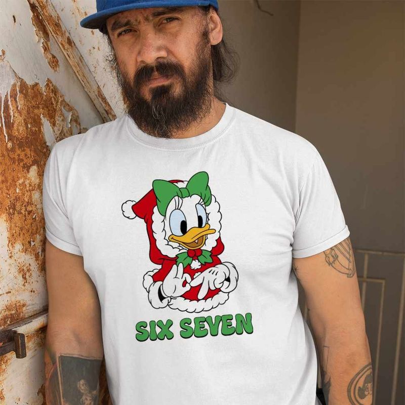Fashion, accesorii si bijuterii - Barbati - Imbracaminte - Tricouri si bluze barbati - Tricou Barbati Six Seven Daisy Craciun Donald Duck Mickey Mouse, alb, marime 2XL - Infinity.ro