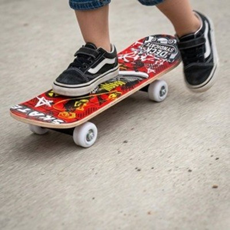 Sport si Outdoor - Role, trotinete si skateboard - Placi de rulat - Skateboard - Skateboard cu design graffiti, 43x12,5 cm, Rosu - Infinity.ro