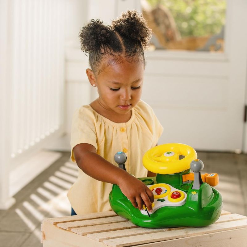 Jucarii, Copii si Bebe - Jucarii si jocuri - Jucarii bebelusi - Jucarii interactive bebelusi - Jucarie interactiva John Deere - Volan cu lumini si sunete - Infinity.ro