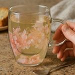 Casa si Gradina - Bucatarie si vesela - Cani si pahare - Cani si cesti - Cana din Sticla cu Perete Dublu si Flori Roz, 350ml - Infinity.ro