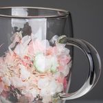 Casa si Gradina - Bucatarie si vesela - Cani si pahare - Cani si cesti - Cana din Sticla cu Perete Dublu si Flori Roz, 350ml - Infinity.ro