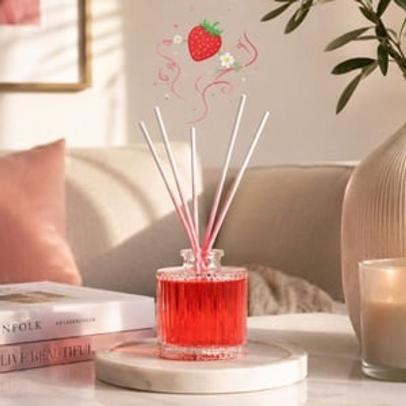 Casa si Gradina - Decoratiuni - Aromaterapie si lumanari - Odorizante camera - Odorizant de camera cu betisoare parfumate, aroma capsuni si cheesecake, 90 ml - Infinity.ro