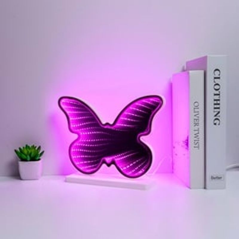 Casa si Gradina - Corpuri si surse de iluminat - Veioze si lampi - Lampi de veghe copii - Lampa LED Infinity Mirror cu Model Fluture, Fucsia si Negru, 25x6x19.5cm - Infinity.ro