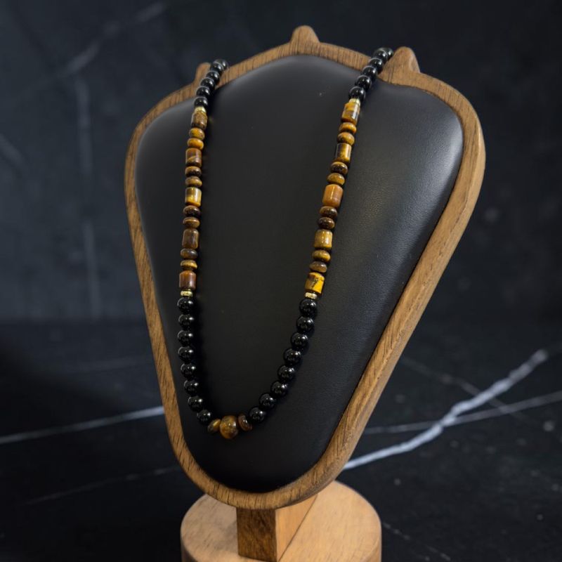 Fashion, accesorii si bijuterii - Barbati - Bijuterii barbati - Lanturi si pandantive barbati - Colier elegant barbati Enko din onix negru si ochi de tigru cu inchidere magnetica si accesorii argint placat cu aur - Infinity.ro