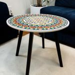 Casa si Gradina - Decoratiuni - Tablouri - Masuta decorativa alba lemn pictata manual model mandala cu geam securizat, 50 cm - Infinity.ro