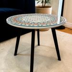 Casa si Gradina - Decoratiuni - Tablouri - Masuta decorativa alba lemn pictata manual model mandala cu geam securizat, 50 cm - Infinity.ro