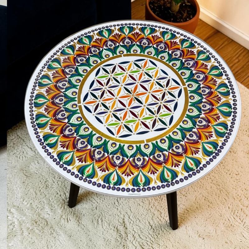 Casa si Gradina - Decoratiuni - Tablouri - Masuta decorativa alba lemn pictata manual model mandala cu geam securizat, 50 cm - Infinity.ro