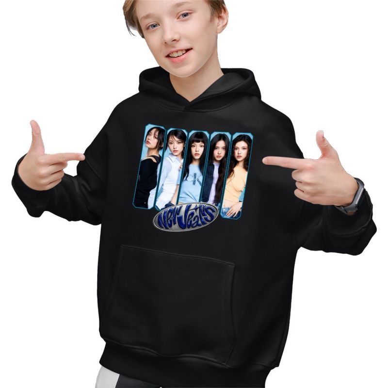Fashion, accesorii si bijuterii - Copii - Imbracaminte copii - Pulovere si hanorace copii - Hanorac Copii Baieti NewJeans Kpop Merch, negru, marime XS Copii - Infinity.ro