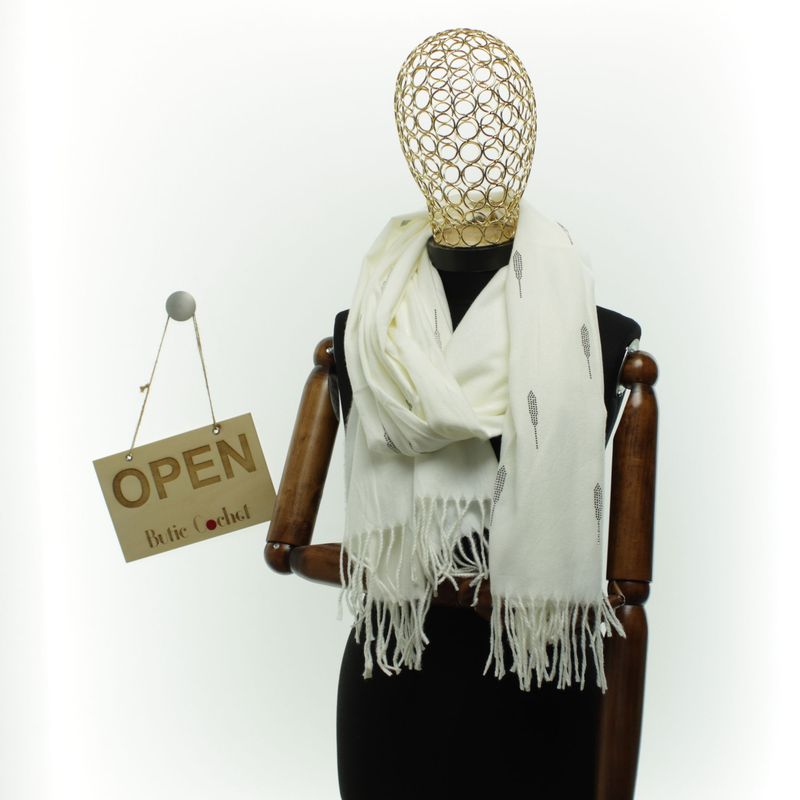 Fashion, accesorii si bijuterii - Femei - Accesorii femei - Esarfe si fulare femei - Esarfa dama, din lana, Buticcochet, 74x186 cm, model uni cu strasuri, Alb - ES3405 - Infinity.ro
