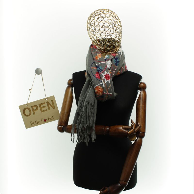 Fashion, accesorii si bijuterii - Femei - Accesorii femei - Esarfe si fulare femei - Esarfa dama, din lana, Buticcochet, 70x180 cm, model cu boderie, Gri - ES3466 - Infinity.ro