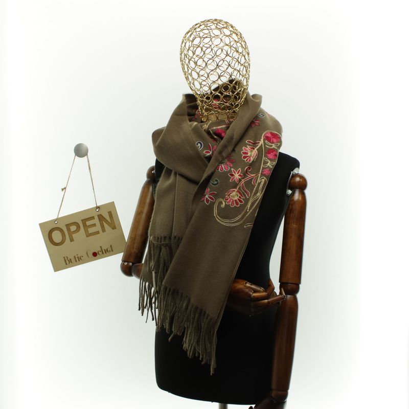 Fashion, accesorii si bijuterii - Femei - Accesorii femei - Esarfe si fulare femei - Esarfa dama, din lana, Buticcochet, 70x180 cm, model cu boderie, Maro - ES3485 - Infinity.ro